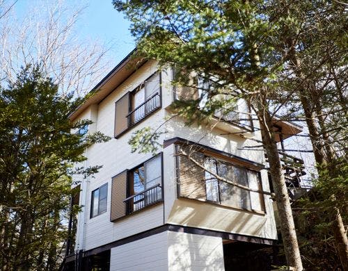 木々に囲まれる一棟貸しコテージ。