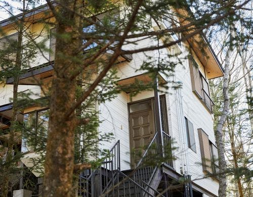 施設外観。玄関アプローチ。