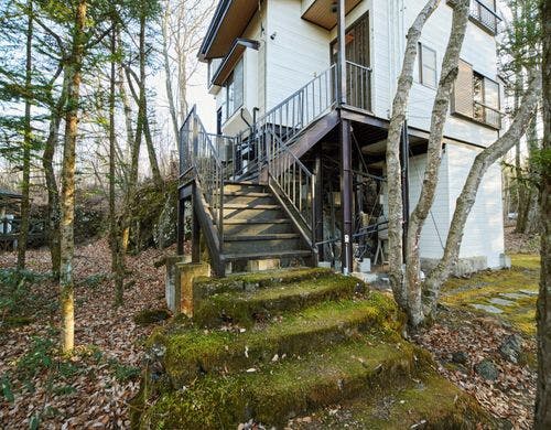 施設外観。玄関アプローチ。