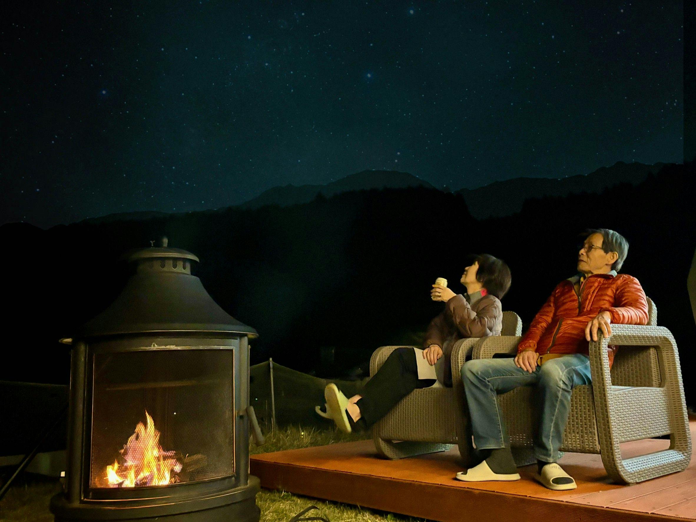 Api Unggun dan Waktu di Bawah Langit Berbintang