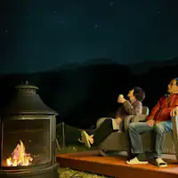 Api Unggun dan Waktu di Bawah Langit Berbintang