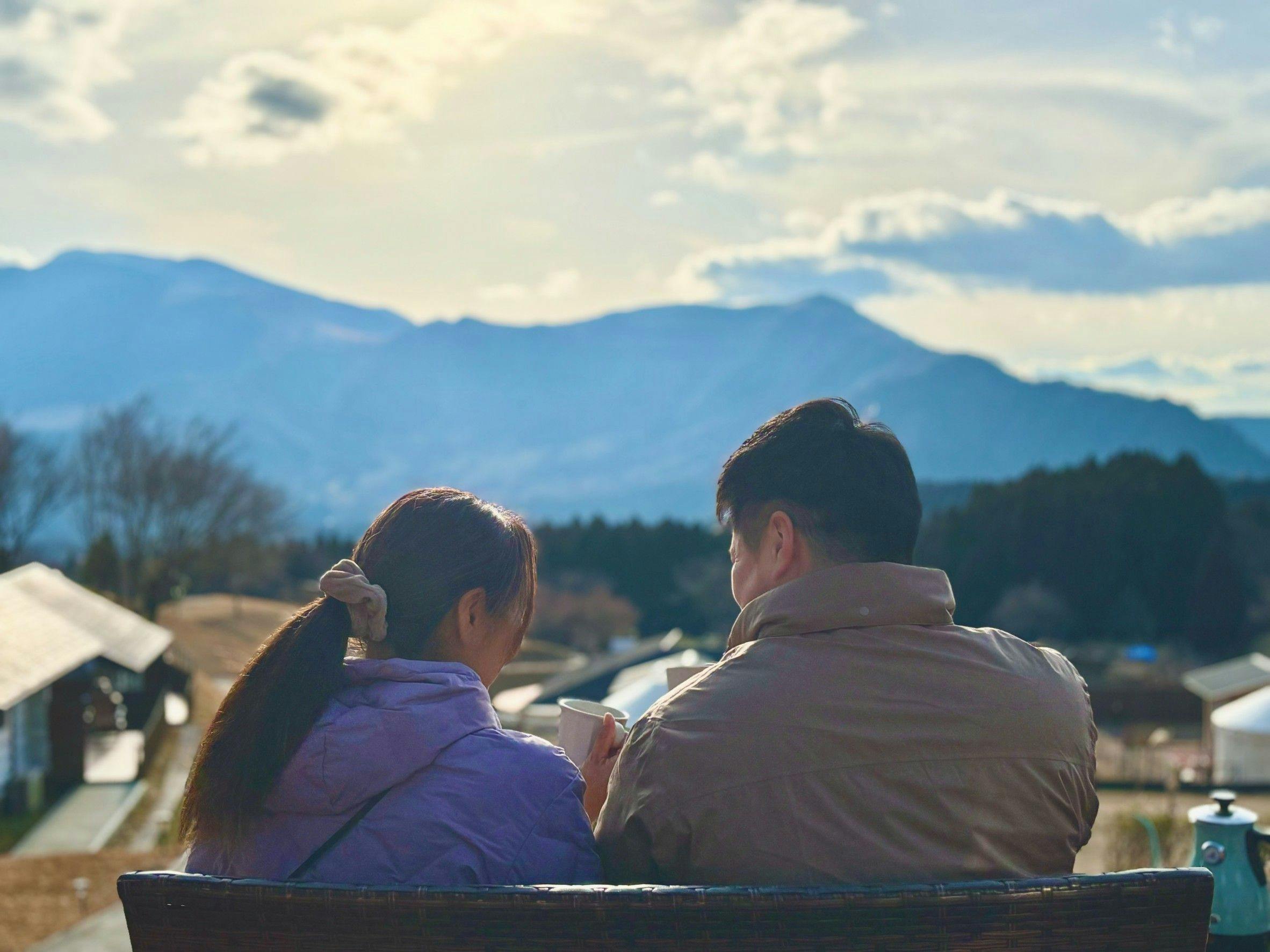 Menikmati pemandangan sambil minum kopi