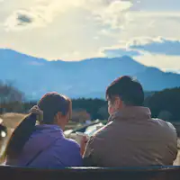 Menikmati pemandangan sambil minum kopi