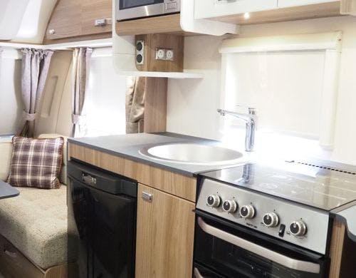トレーラー内キッチン、充実の設備