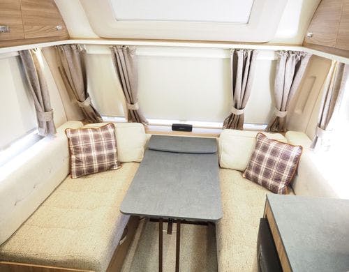 トレーラー内リビングルーム