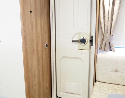 トレーラー玄関扉。