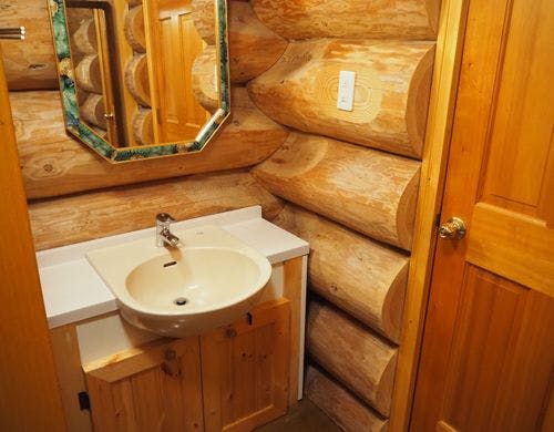ログハウスの母屋にある洗面所