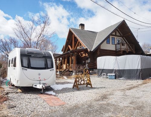 お風呂のある母屋はハンドカットログハウス