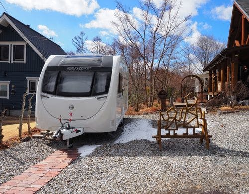 キャンピングトレーラーの横の駐車スペース