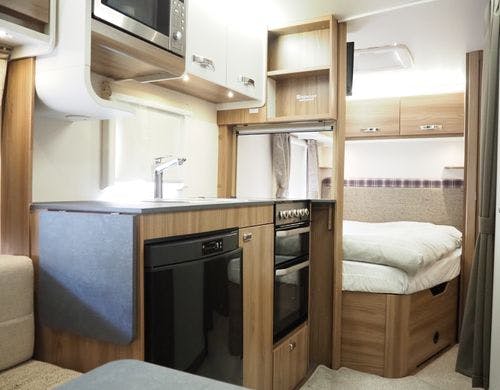 キッチンの奥が寝室スペース。