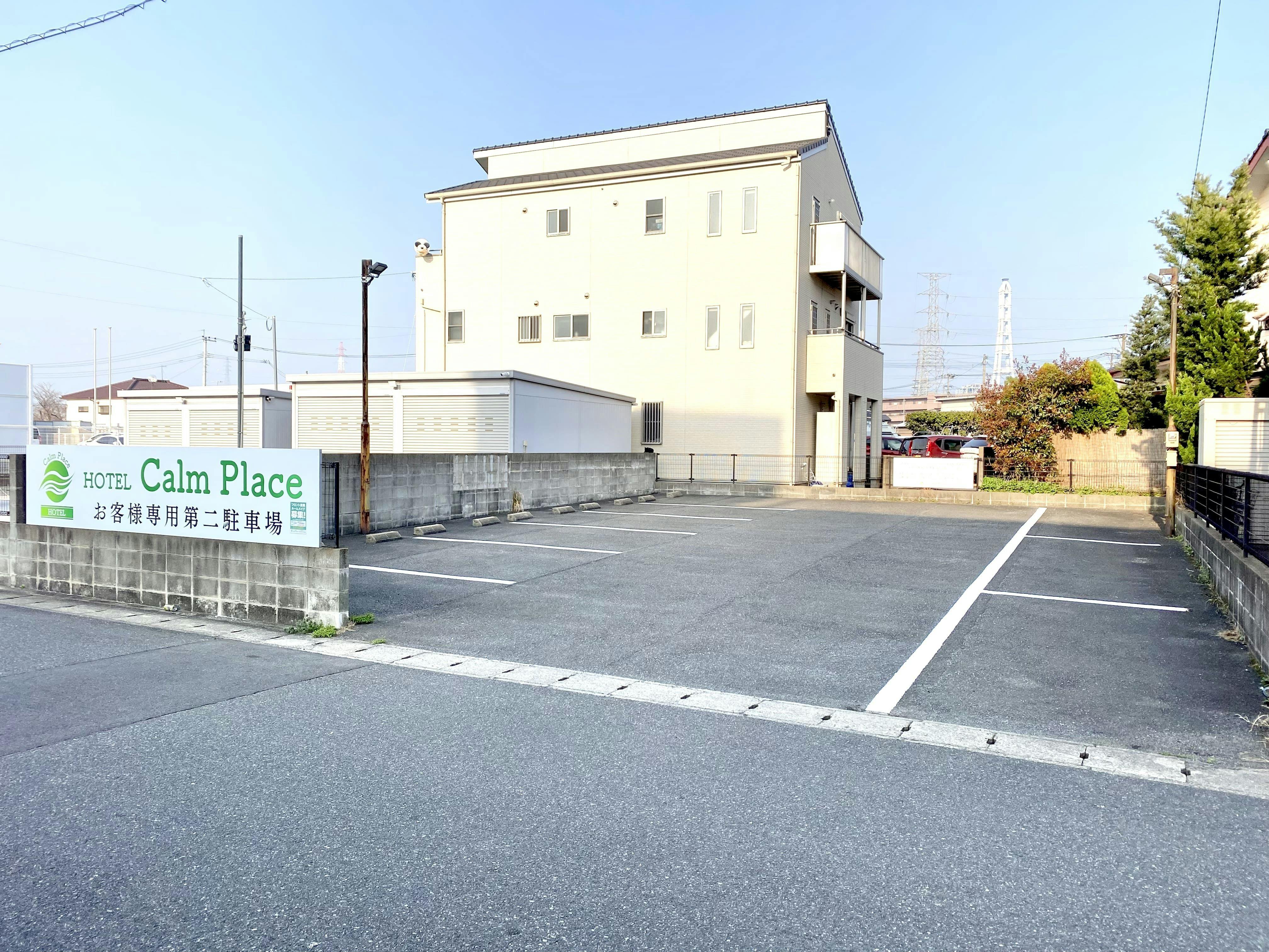 มีที่จอดรถฟรีในพื้นที่สำหรับ 20 คัน ให้บริการตามลำดับก่อนหลัง