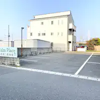 มีที่จอดรถฟรีในพื้นที่สำหรับ 20 คัน ให้บริการตามลำดับก่อนหลัง