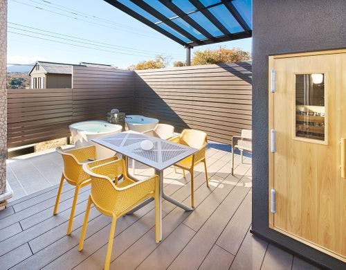 サウナ、外風呂などが配置されたテラス