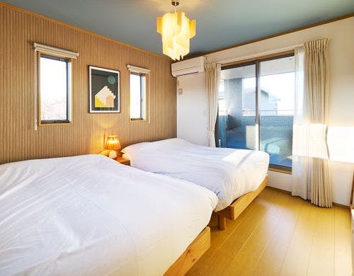 セミダブルベッドが2台。広々とした寝室