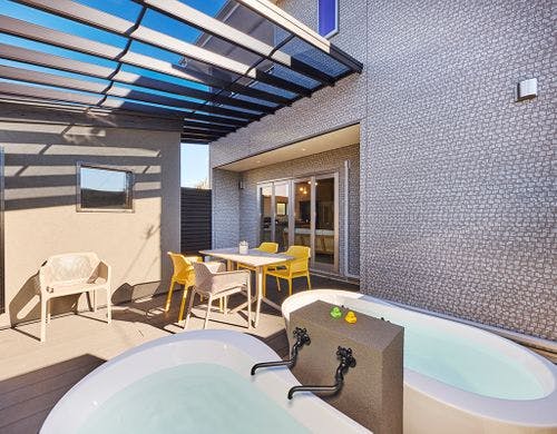 外風呂、サウナ小屋が設置されたテラス。