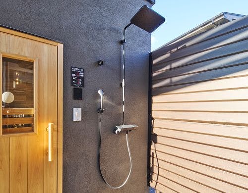 サウナの汗を流すオーバーヘッドシャワー。