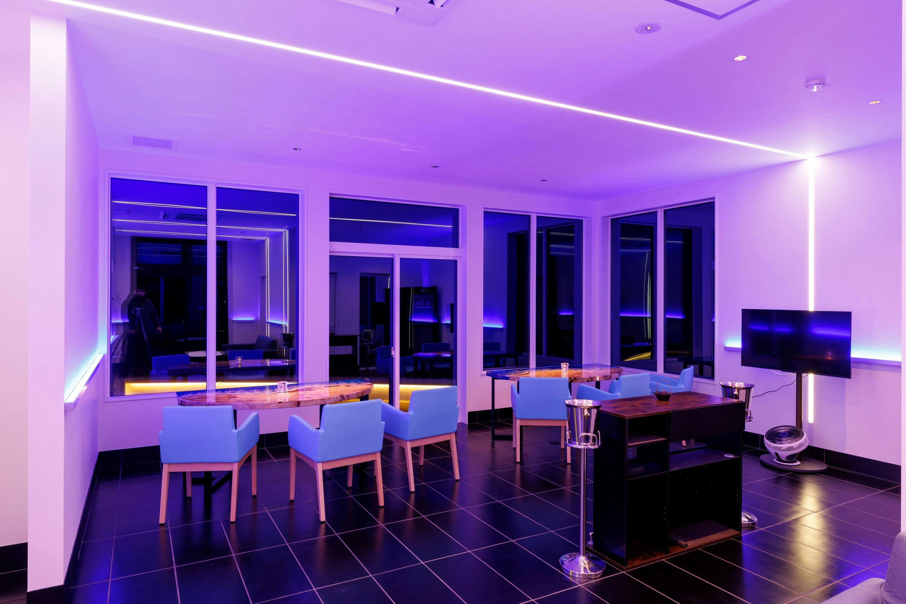 HOTEL 87r