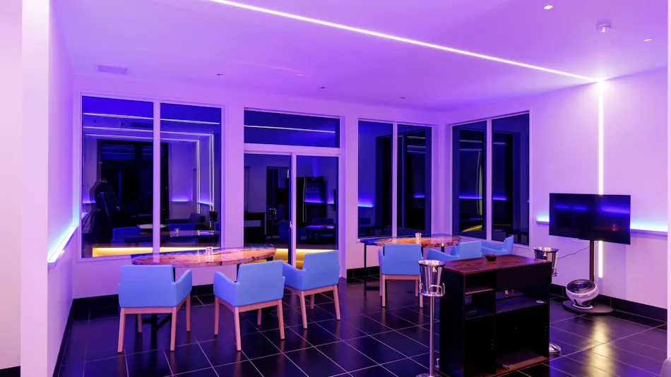 HOTEL 87r