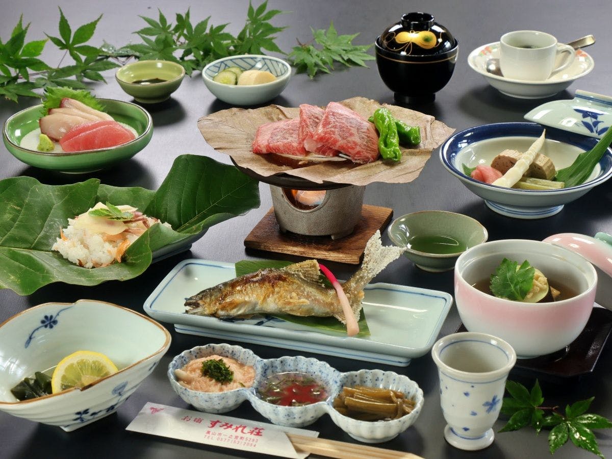 เนื้อฮิดะย่างมิโสะใบโฮบะและปลาย่างถ่าน