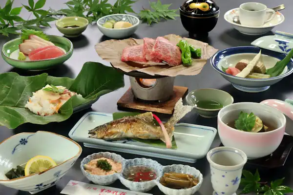 เนื้อฮิดะย่างมิโสะใบโฮบะและปลาย่างถ่าน