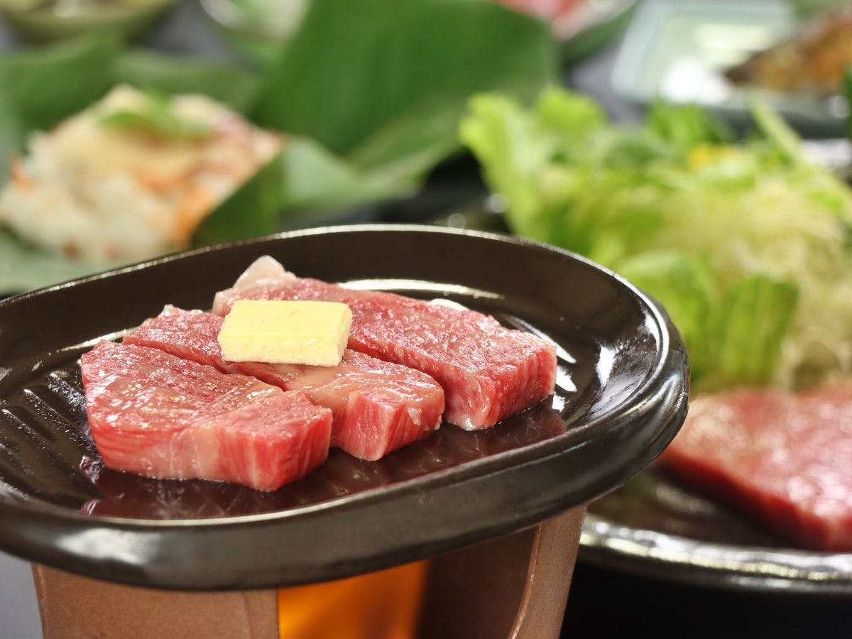 สเต็กเนื้อฮิดะที่ใหญ่จนเกินกว่าจะวางบนจานเซรามิกได้