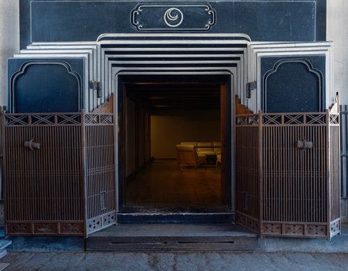 蔵の重厚な門扉を活用した客室エントランス