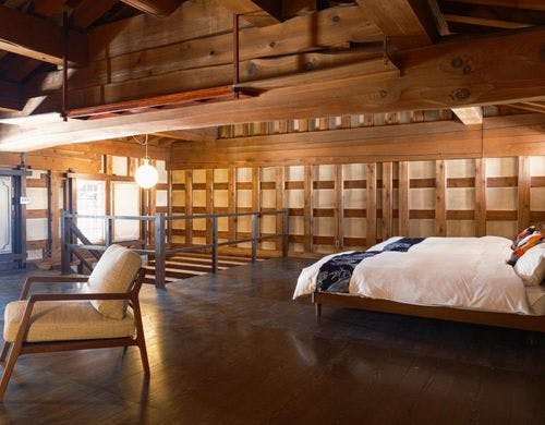 メゾネットルームには最高級ダブルベッド