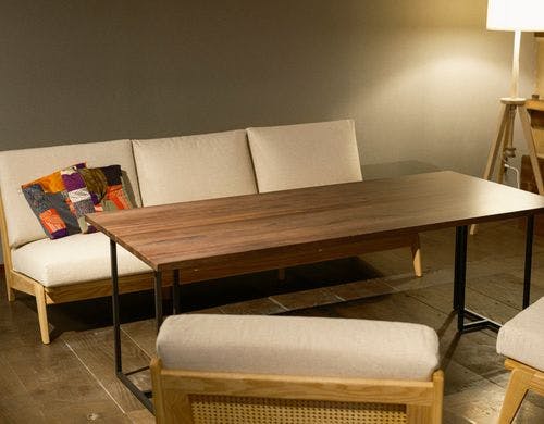 メゾネットルーム1Fはソファダイニング