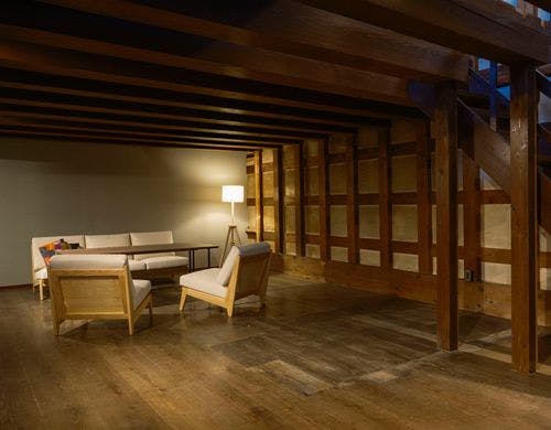 メゾネットルーム1Fはソファダイニング