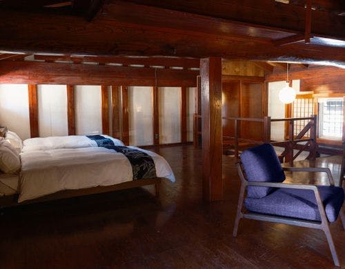 メゾネットルームには最高級ダブルベッド