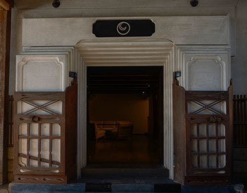 蔵の重厚な門扉を活用した客室エントランス