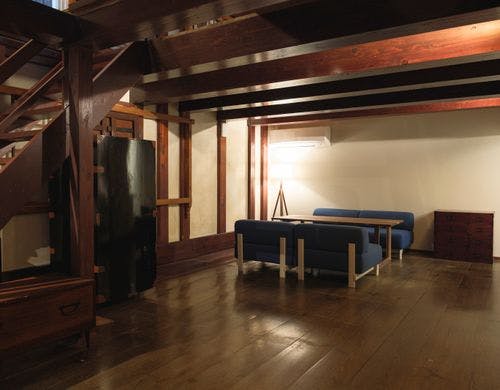 メゾネットルーム1Fはソファダイニング