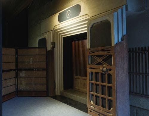 バンクルームの重厚な門扉のエントランス