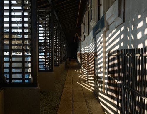 客室棟の内蔵2棟をつなぐ半屋外の通路