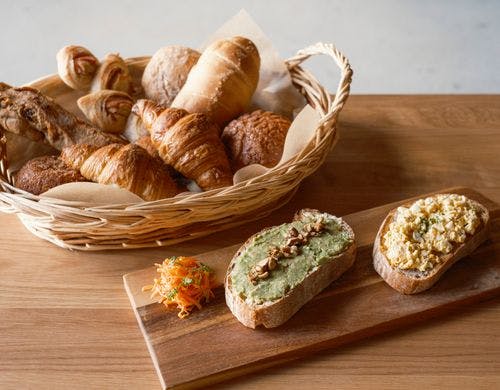 ラウンジには人気ベーカリーのパンも