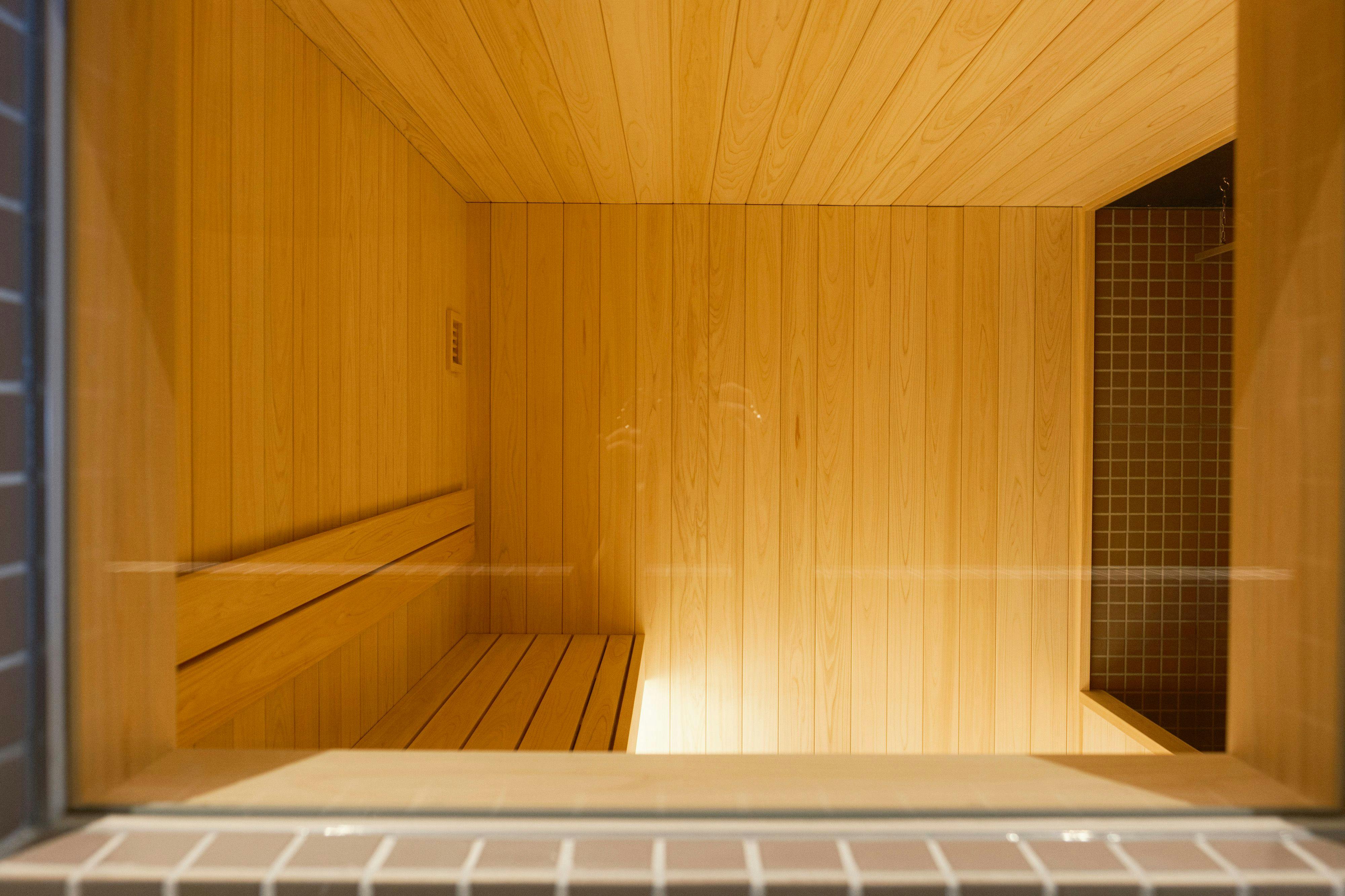 ห้องซาวน่าที่มีเสียงดนตรีประกอบของเทศกาลโอบ้งนิชิมาโอนาอิ