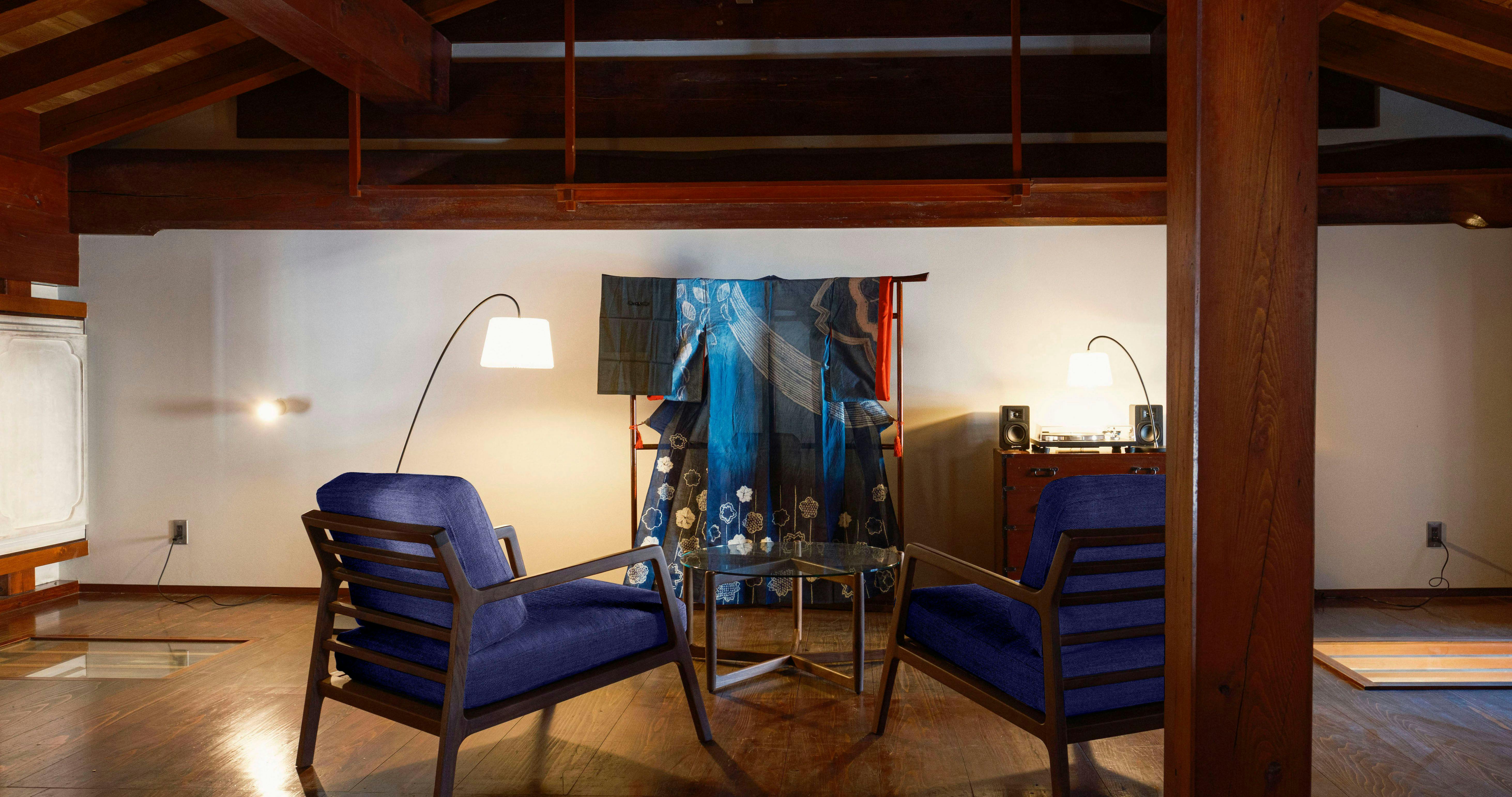 แสดงชุด "ยูกาตะย้อมคราม" ของการเต้นรำโอบ้งนิชิมาโอนาอิ