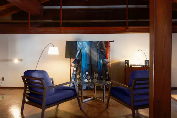 แสดงชุด "ยูกาตะย้อมคราม" ของการเต้นรำโอบ้งนิชิมาโอนาอิ