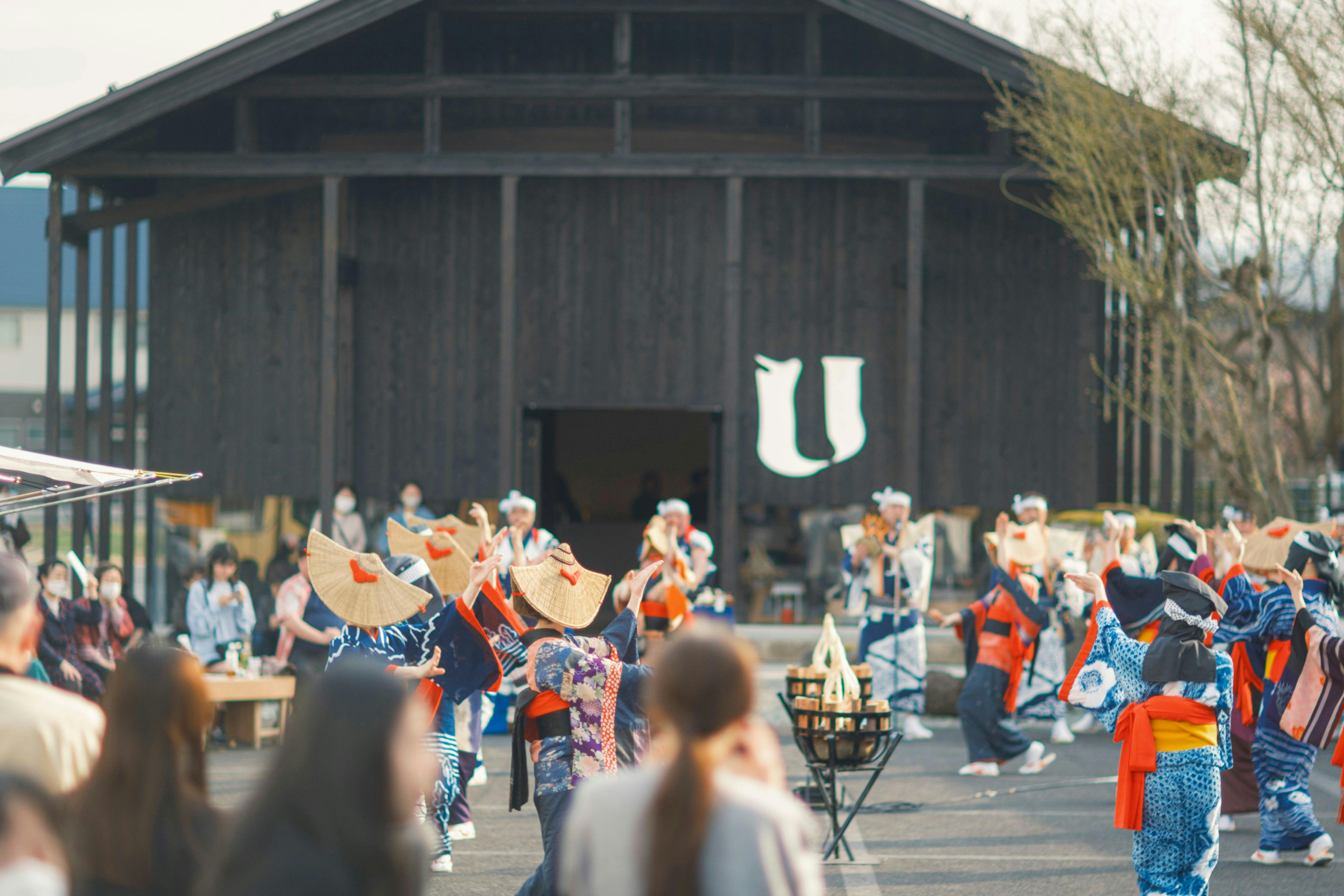 การแสดงระบำบงโอโดรินิชิมาโอนาอิที่จัดขึ้นหน้าตึกเลานจ์