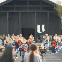 การแสดงระบำบงโอโดรินิชิมาโอนาอิที่จัดขึ้นหน้าตึกเลานจ์