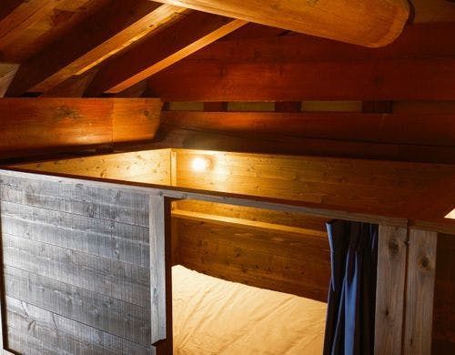 秋田杉の板倉構法で組み上げた造作ベッド