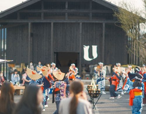 ラウンジ棟前で行われた西馬音内盆踊り公演