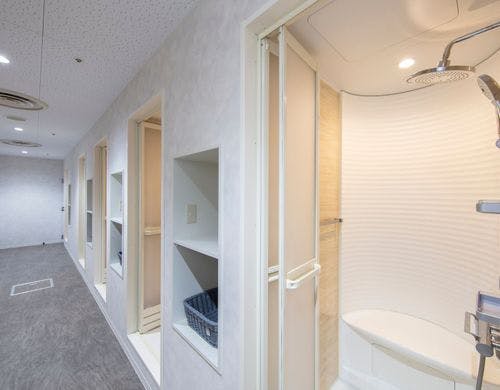 ◇女性用カプセルルーム：共同シャワー