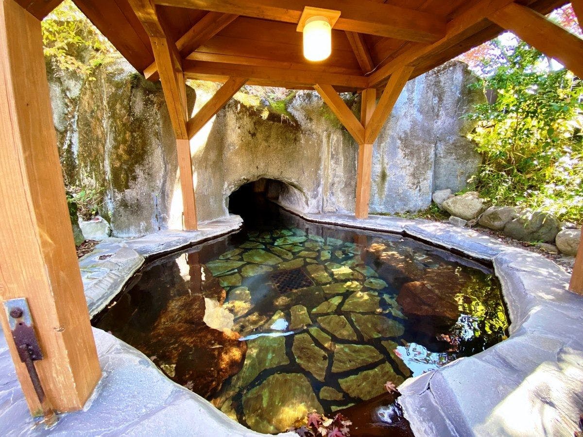 อ่างอาบน้ำในถ้ำ (ขวา)