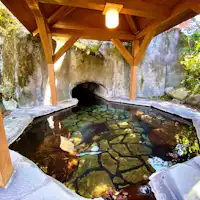 อ่างอาบน้ำในถ้ำ (ขวา)