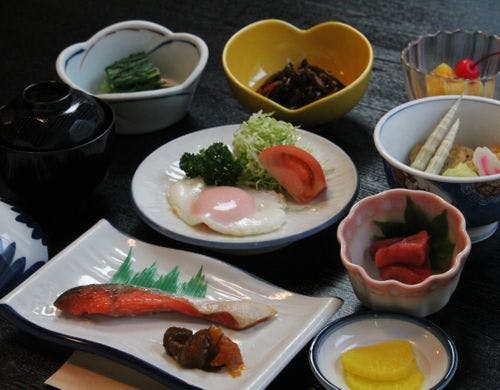 手作り和食膳8品コースの朝食です。