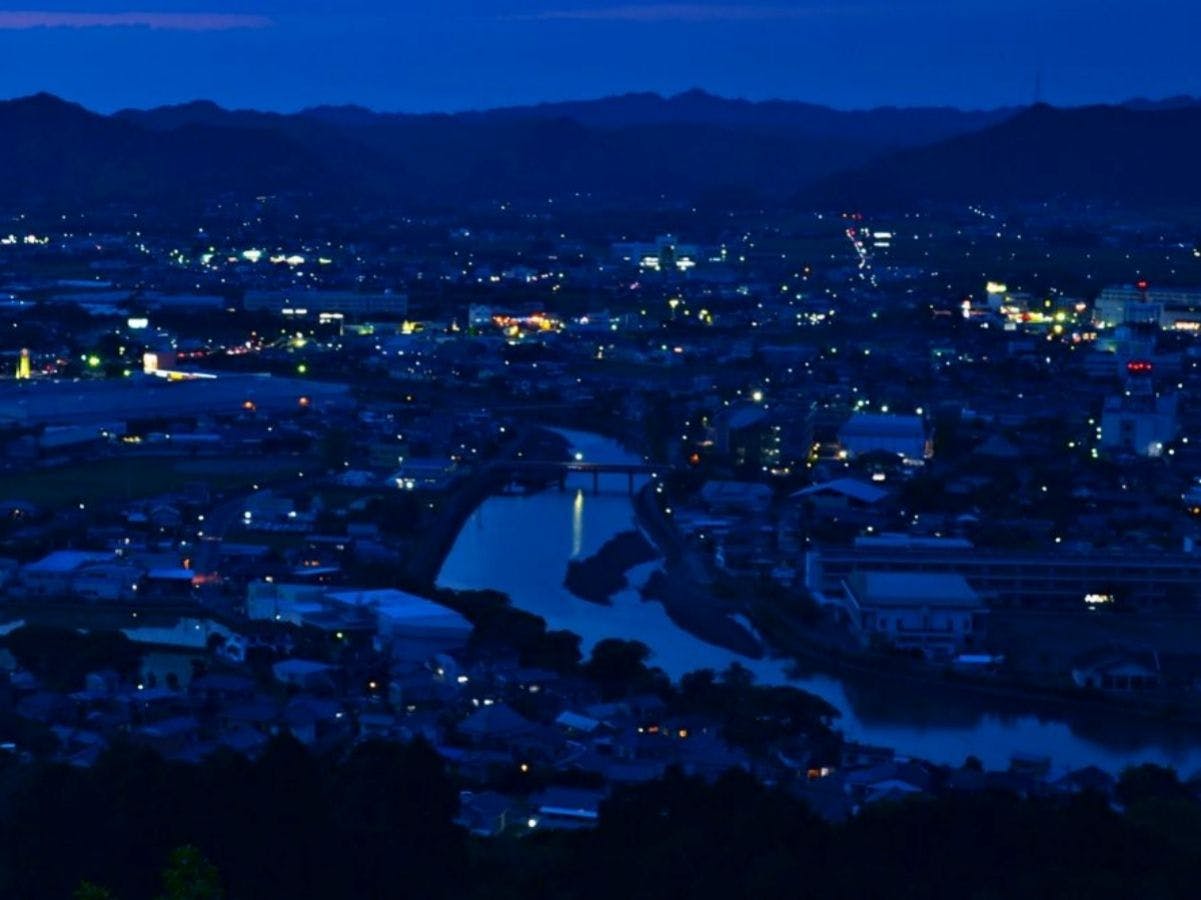 *【ใจกลางเมือง (กลางคืน)】