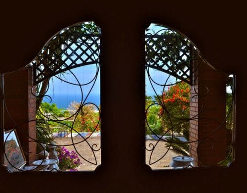 *【窓辺の風景】