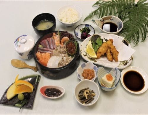 新鮮刺身の食感に思わずうなる至福の御膳。