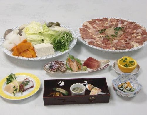 地鶏の旨みが染みわたる熱々鍋。